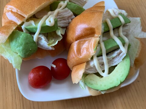 鶏胸肉とアボカドのロールサンド